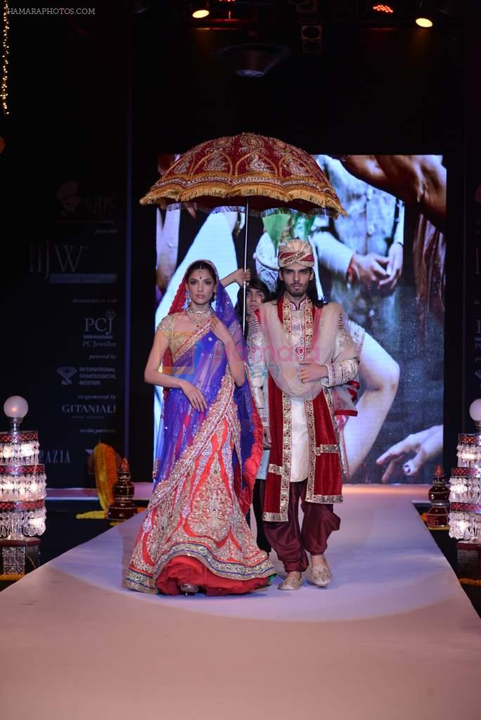 Model walk the ramp for Gitanjali gems Show at IIJW Delhi day 2 on 13th April 2013