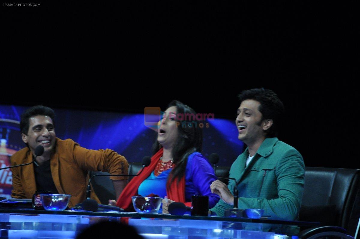 Ritesh Deshmukh, Geeta Kapur on the sets of India's Dancing Superstar in Filmcity, Mumbai on 18th April 2013