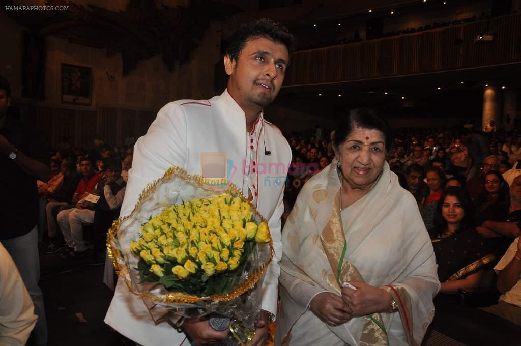 Sonu Nigam, Lata Mangeshkar at Dinanath Mangeshkar Awards in Sion, Mumbai on 24th April 2013