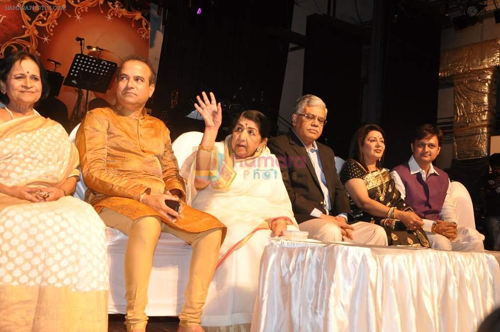 Lata Mangeshkar, Suresh Wadkar at Dinanath Mangeshkar Awards in Sion, Mumbai on 24th April 2013