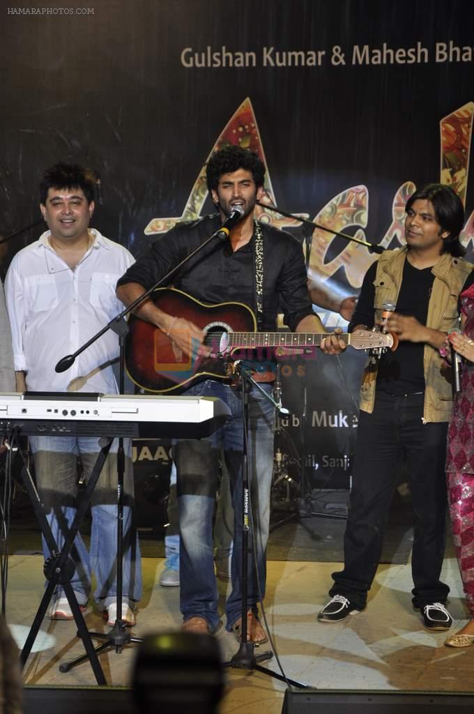 Aditya Roy Kapoor at Aashiqui concert in Bandra, Mumbai on 24th April 2013