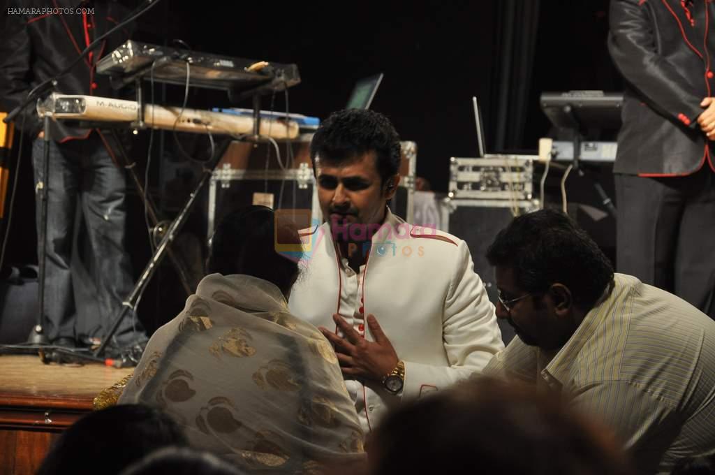Sonu Nigam at Dinanath Mangeshkar Awards in Sion, Mumbai on 24th April 2013