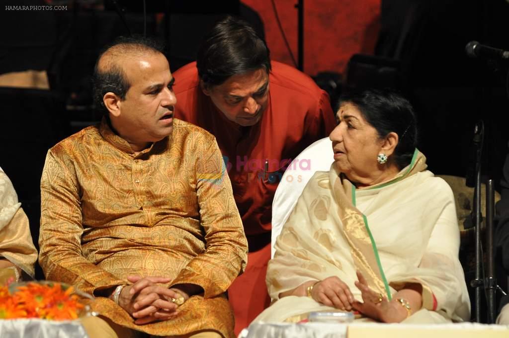 Lata Mangeshkar, Suresh Wadkar at Dinanath Mangeshkar Awards in Sion, Mumbai on 24th April 2013