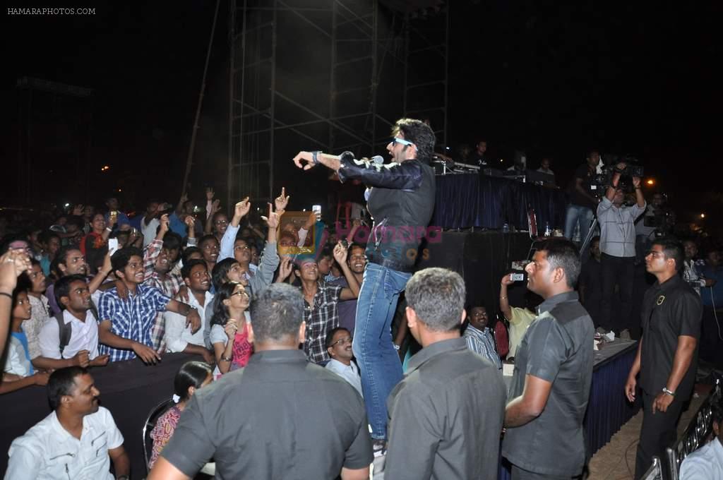 Shekhar Ravjiani at Vishal Shekhar concert organised by Vihang and Purvesh Sarnaik in Thane, Mumbai on 25th April 2013