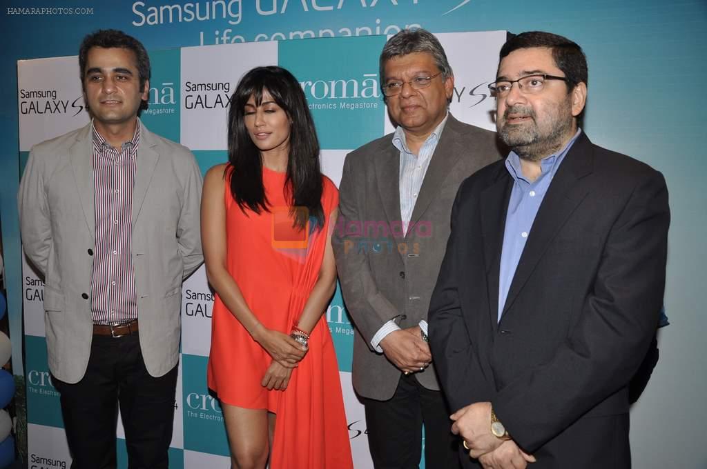 Chitrangada Singh launches Samsung S4 in Croma Juhu, Mumbai on 27th April 2013