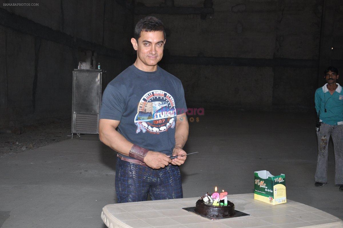 Aamir khan cuts a cake to celebrate 25th anniversary in bollywood in Filmcity, Mumbai on 29th April 2013