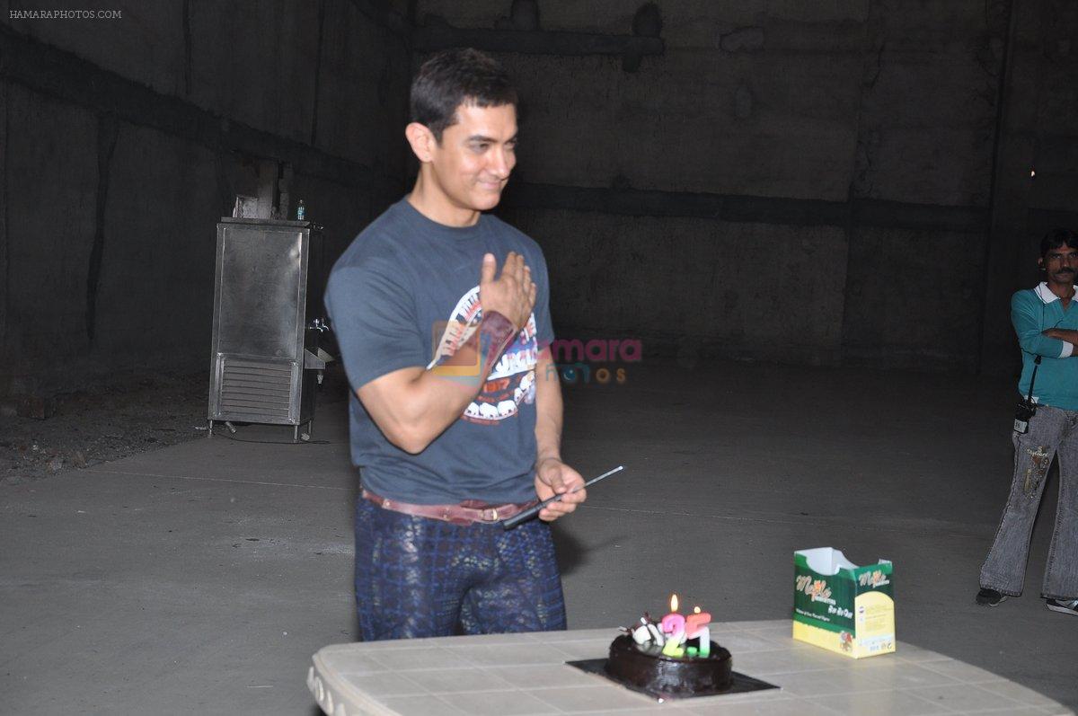 Aamir khan cuts a cake to celebrate 25th anniversary in bollywood in Filmcity, Mumbai on 29th April 2013