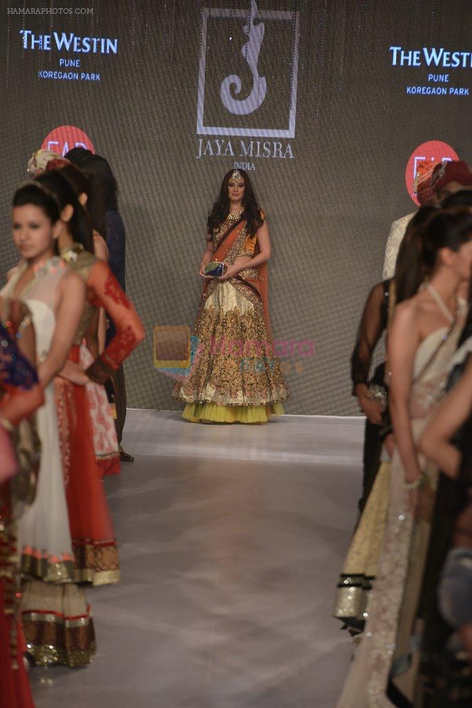 Evelyn Sharma walks for Jaya Misra at Weddings at Westin show with accessories by Pinky Saraf on 5th May 2013