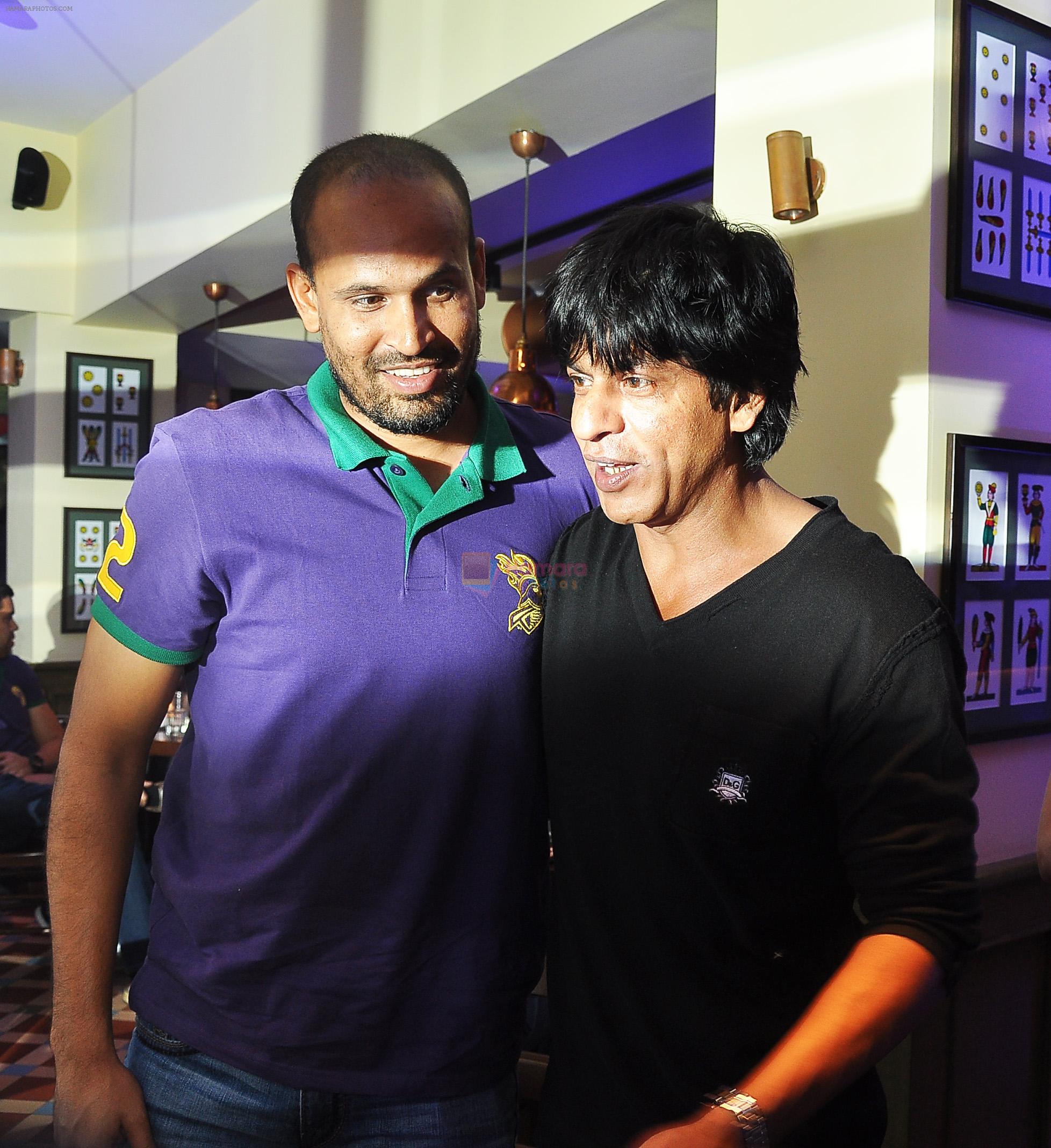 Shakrukh Khan in conversation with Yusuf Pathan at Pizza Metro Pizza