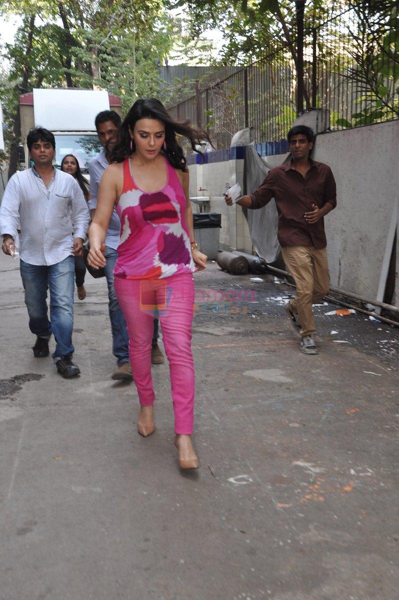Preity Zinta promotes Ishq in Paris on the sets of Dramebaaz in Mumbai on 6th May 2013