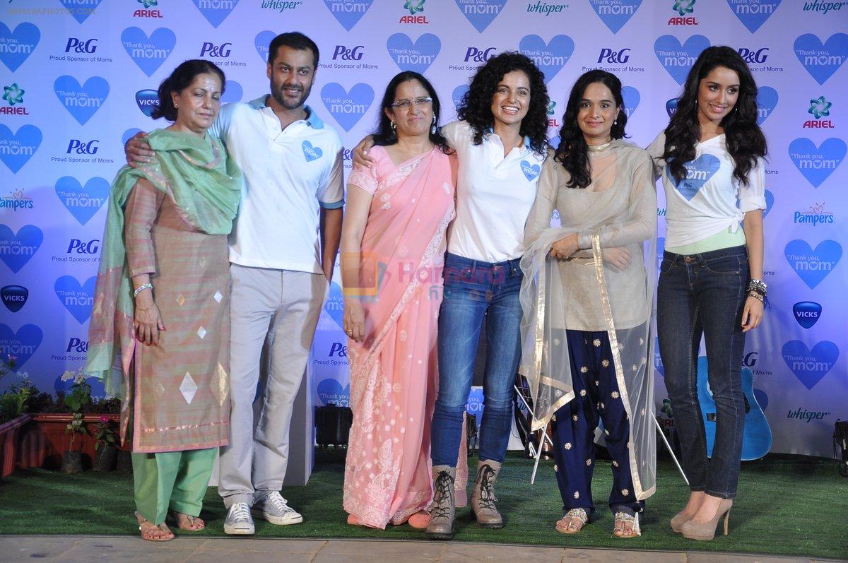 Kangana Ranaut, Abhishek Kapoor, Shraddha Kapoor with their moms at P&G thank you mom event in Bandra, Mumbai on 8th May 2013
