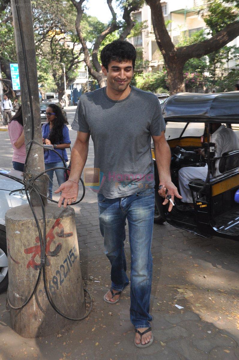 Aditya Roy Kapoor snapped in bandra, Mumbai on 8th May 2013