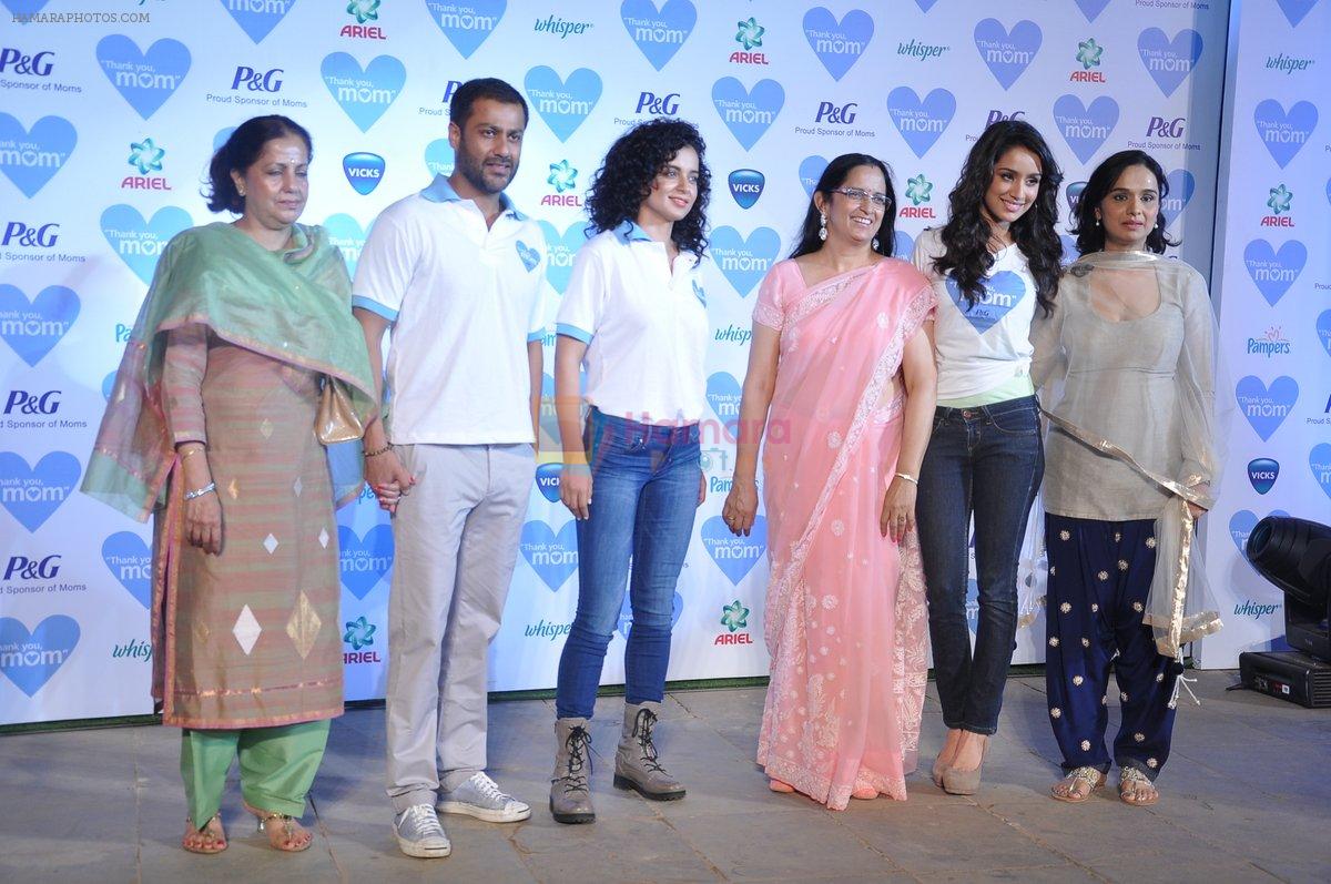 Kangana Ranaut, Abhishek Kapoor, Shraddha Kapoor with their mom at P&G thank you mom event in Bandra, Mumbai on 8th May 2013