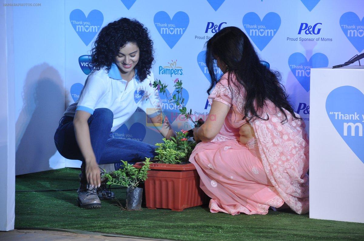 Kangana Ranaut with Mom at P&G thank you mom event in Bandra, Mumbai on 8th May 2013
