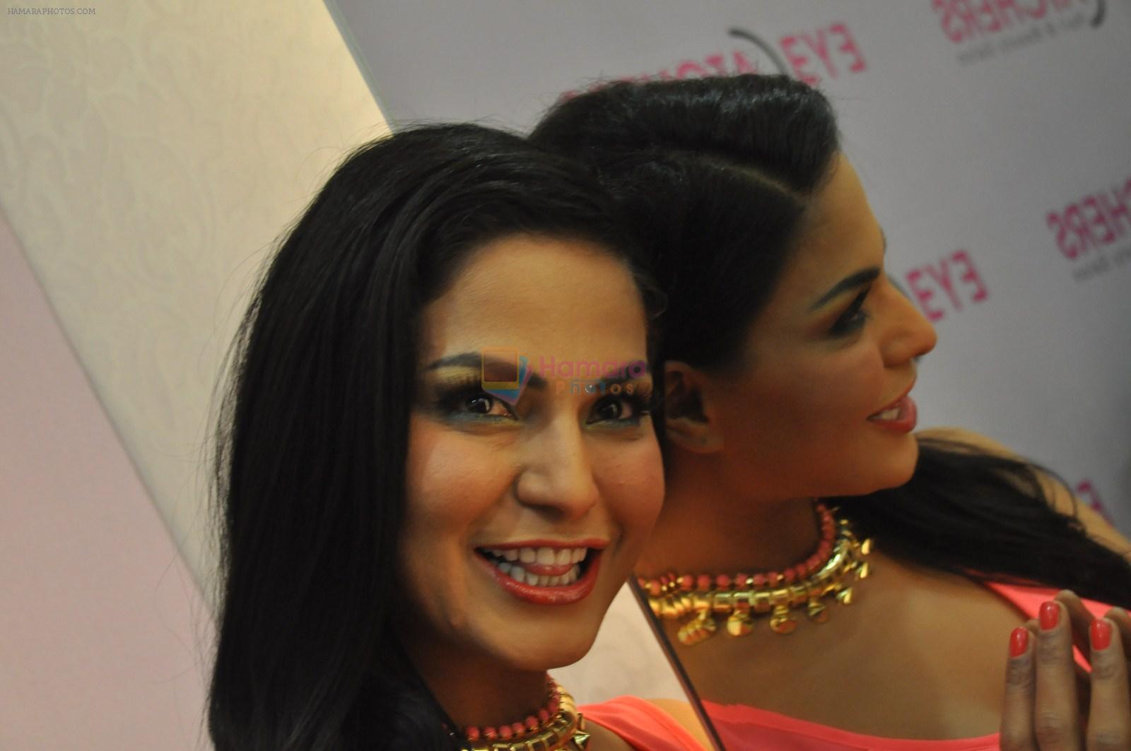 Veena Malik visits EyeCatchers, Hair & Beauty Salon for the promotion of her film Zindagi 50 50 in City Centre II Mall, Rajarhat on 9th May 2013
