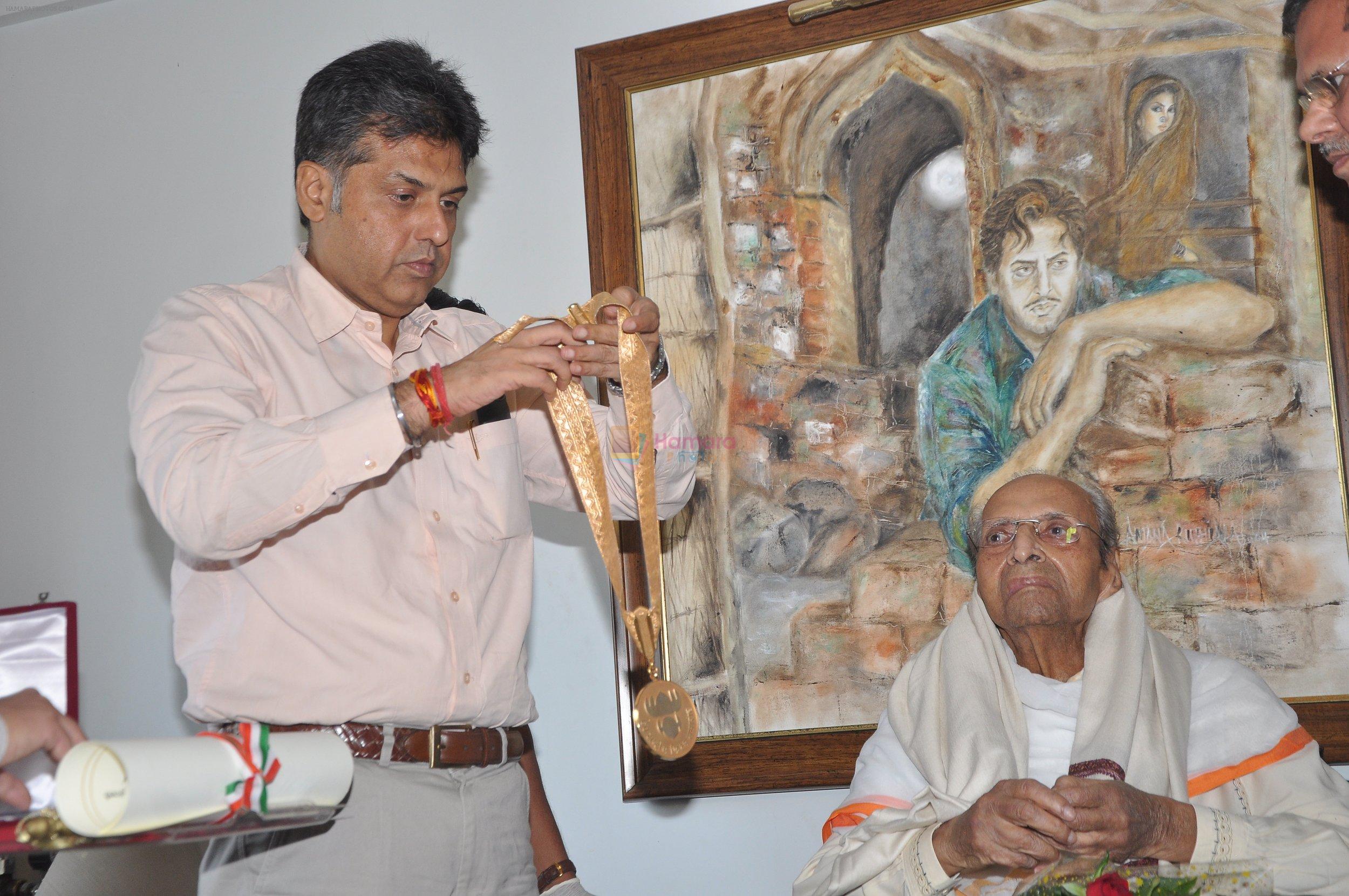 Pran conferred with Dadasaheb Phalke award in Bandra, Mumbai on 10th May 2013
