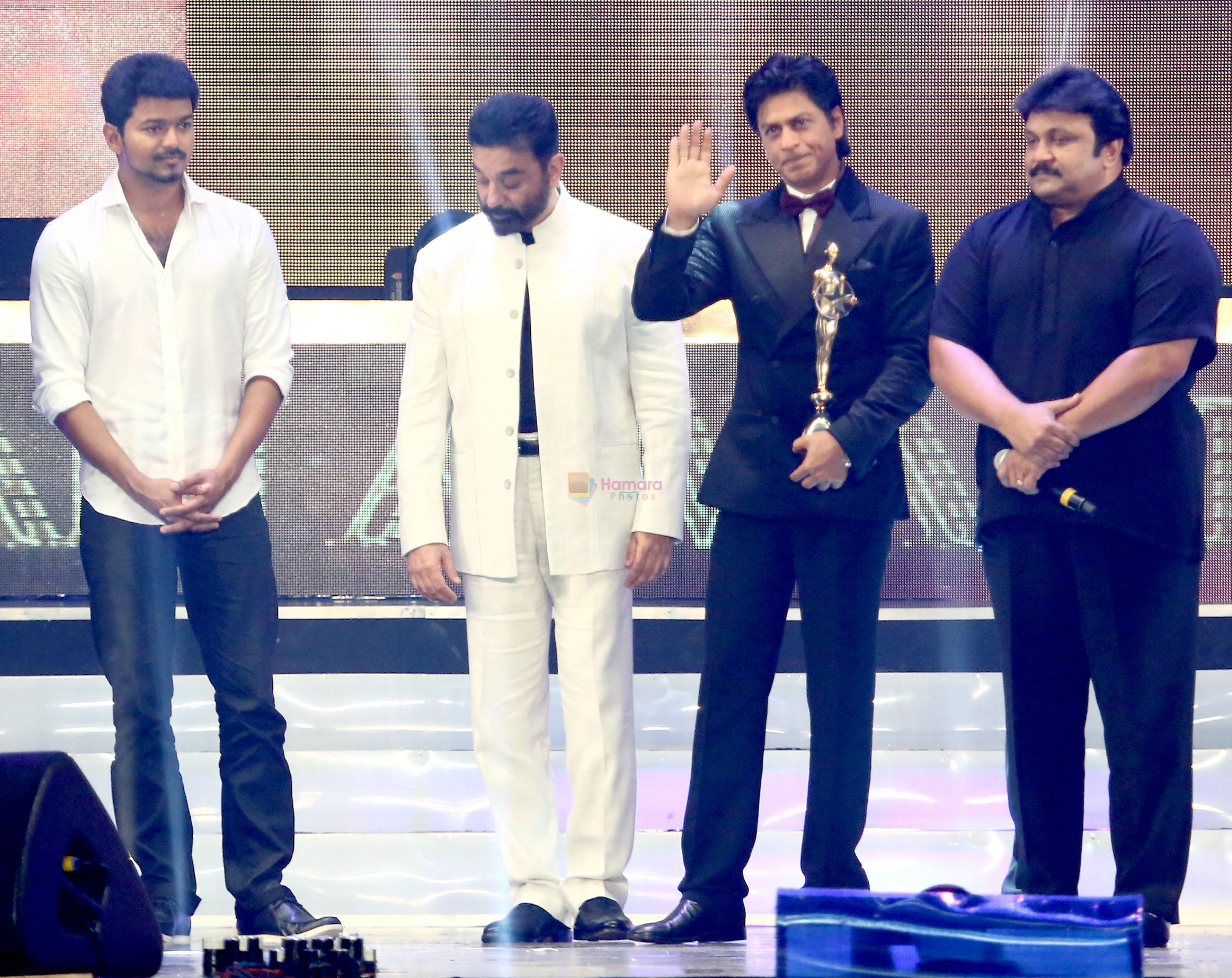 Shahrukh Khan gets Chevalier Sivaji Award at the 7th edition of Vijay Awards in Chennai on 11th May 2013