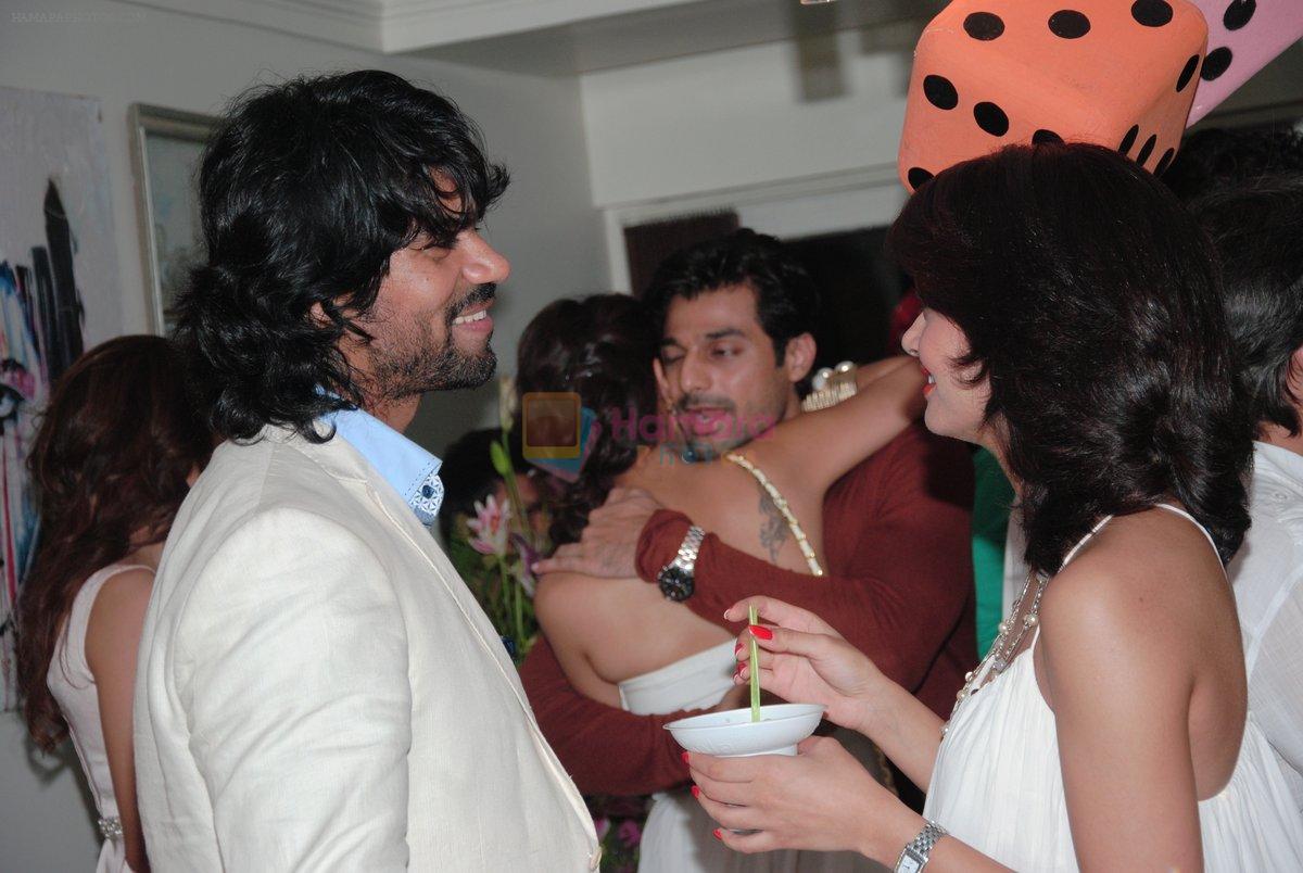 gaurav chopra and surveen chawla with hanif hilal at Vandana & rajesh khattar 5th wedding anniversary celebrations in Mumbai on 13th May 2013
