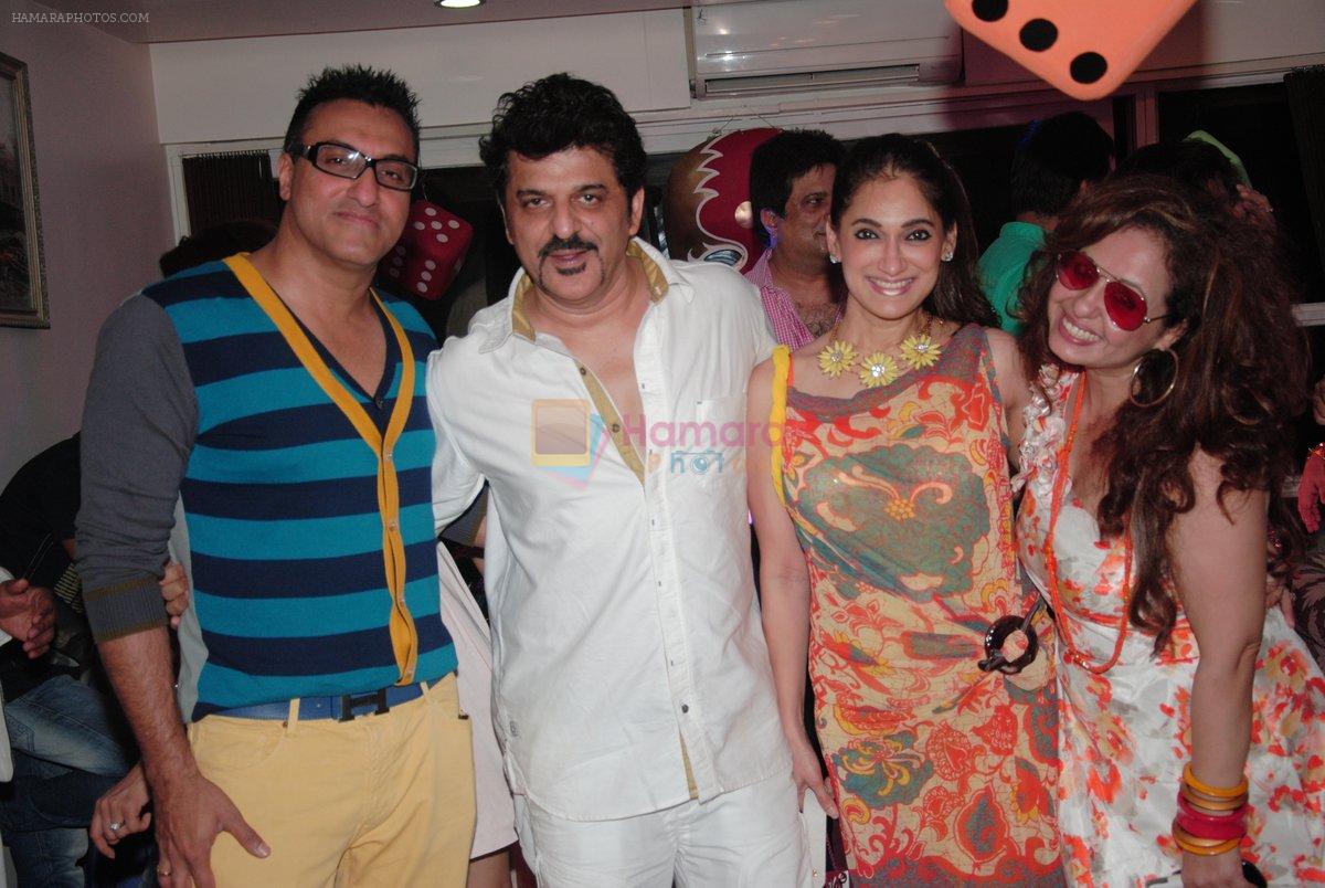 Mohammed and lucky morani and Vandana and Rajesh Khattar at Vandana & rajesh khattar 5th wedding anniversary celebrations in Mumbai on 13th May 2013