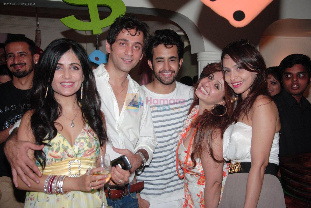shibani kashyap with hubby rajiv, actor model satyajeet , vandana and her sister madhu sajnani