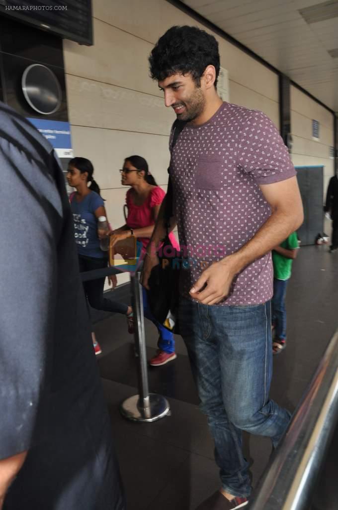 Aditya Roy Kapur leave for Dubai jawaani Dewaani promotions in Mumbai Airport on 16th May 2013