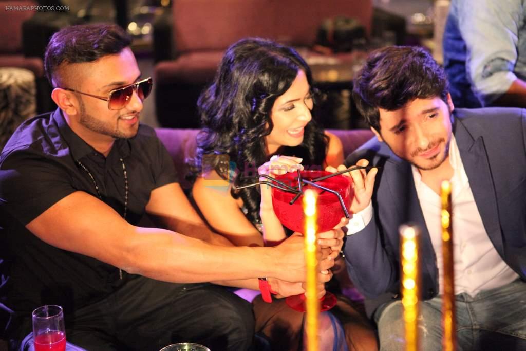 Honey Singh, Divyendu Sharma on location of Film Zaalim Dilli in Cavalli Club, Mumbai on 20th May 2013