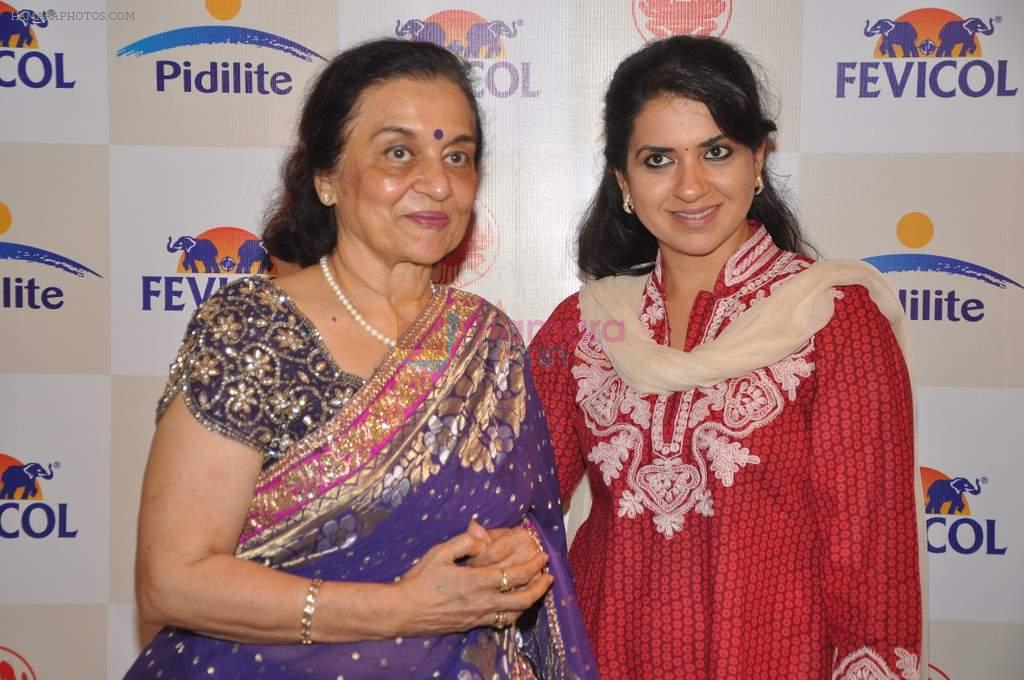 Asha Parekh, Shaina NC at Shaina NC's show for cancer patients in Kala Ghoda, Mumbai on 28th May 2013