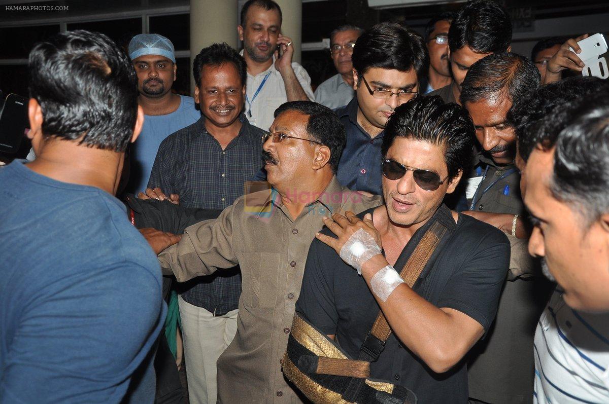 Shahrukh Khan leaves hospital post Shoulder Surgery in Lilavati Hospital, Bandra, Mumbai on 29th May 2013
