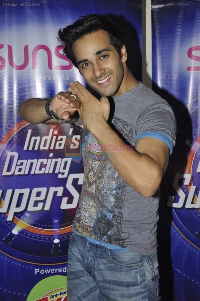 Pulkit Samrat with Fukrey stars on the sets of India's dancing superstars in Filmcity, Mumbai on 29th May 2013