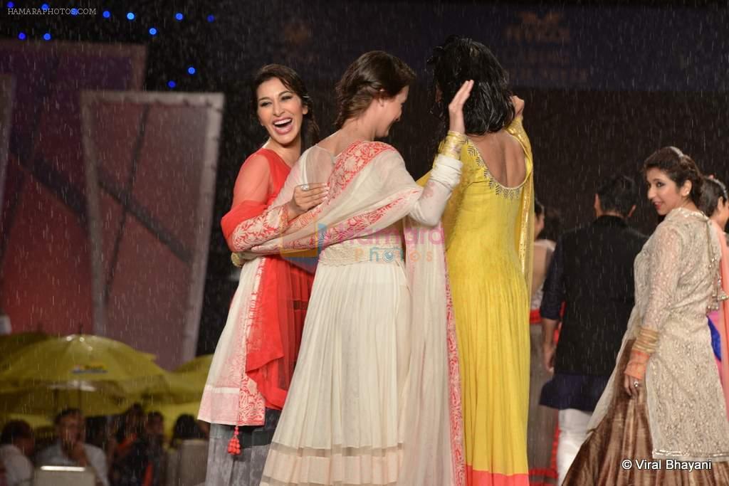 Dia Mirza, Sophie Chaudhary, Sona Mohapatra at Manish Malhotra's show for CPAA in Mumbai on 2nd June 2013