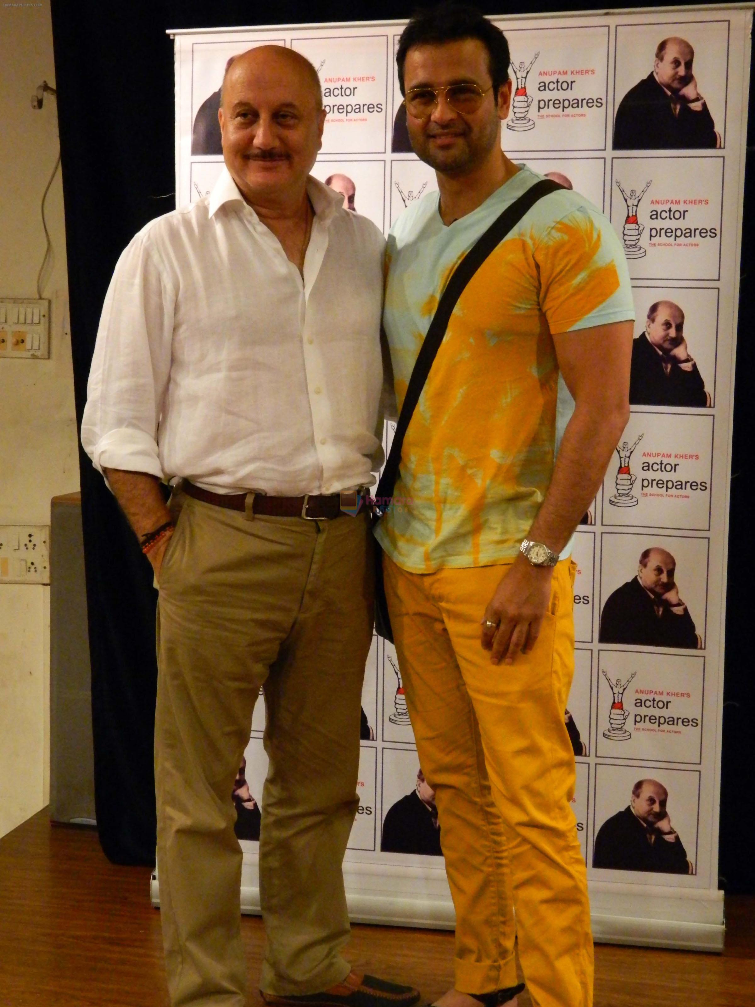 ANUPAM KHER AND ROHIT ROY AT ACTOR PREPARES PRESENTS MASTER CLASS SESSION WITH STUDENTS 001