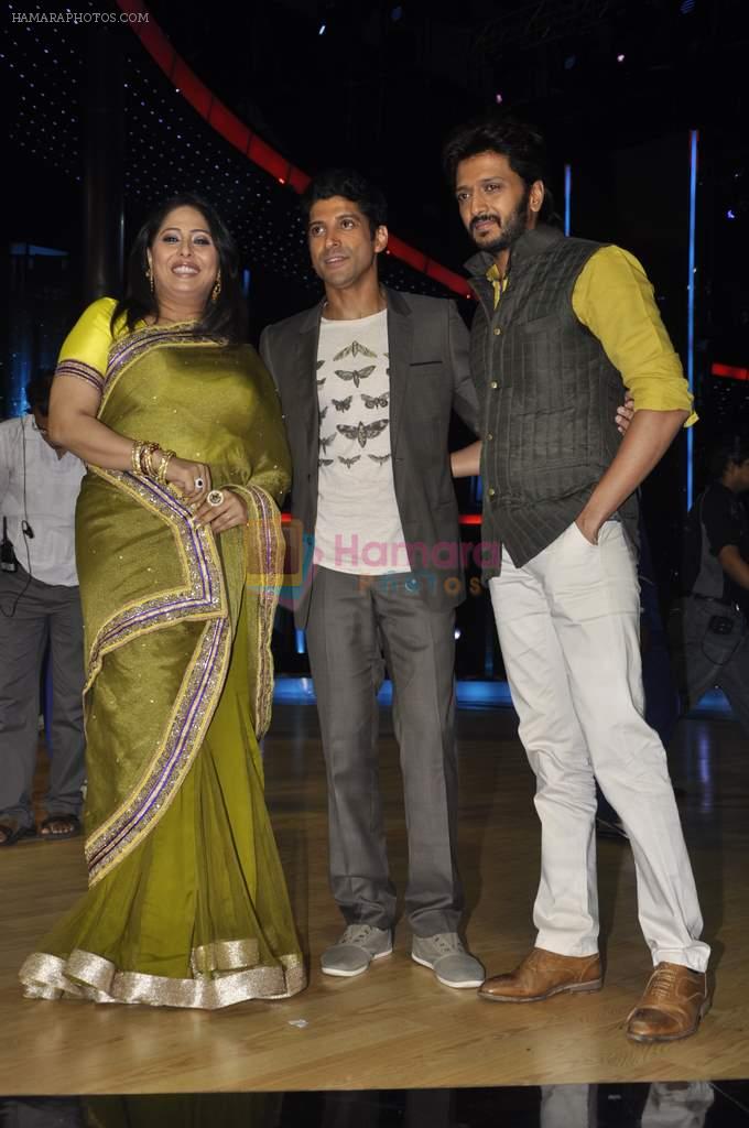 Farhan Akhtar, Geeta Kapoor, Riteish Deshmukh on the sets of India's Dancing Superstars in Filmcity, Mumbai on 24th June 2013