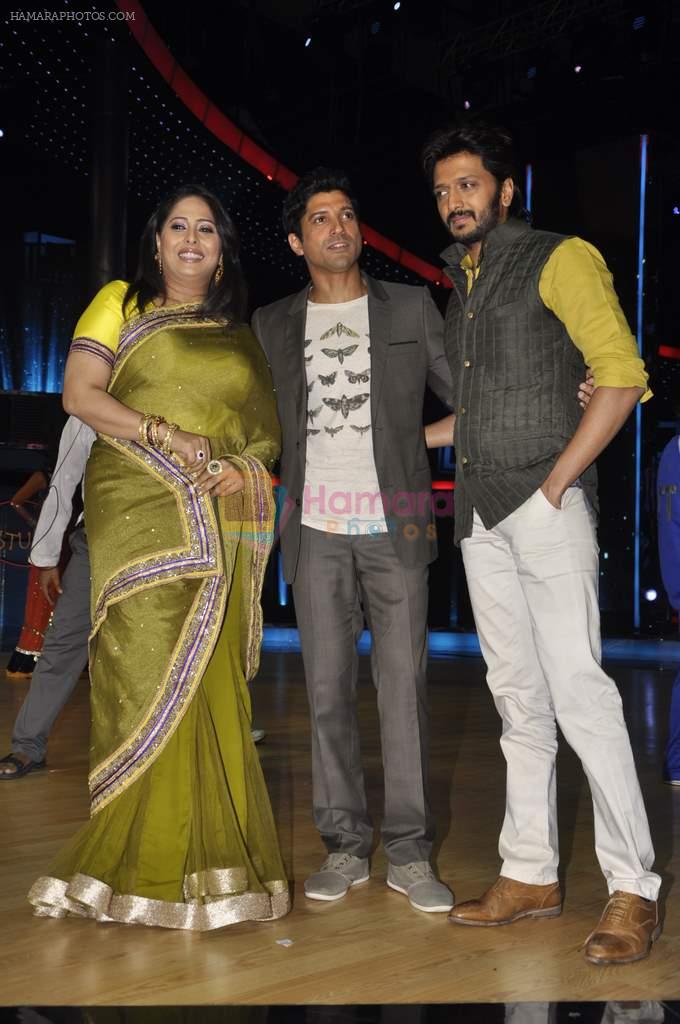 Farhan Akhtar, Geeta Kapoor, Riteish Deshmukh on the sets of India's Dancing Superstars in Filmcity, Mumbai on 24th June 2013