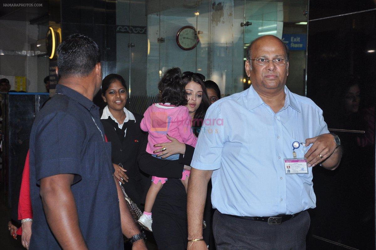 Aishwarya Bachchan with Aaradhya Bachchan as she arrives from London in Mumbai on 26th June 2013