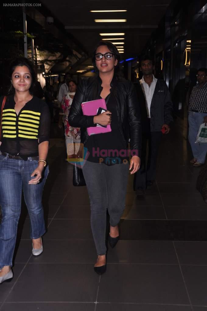 Sonakshi Sinha snapped at the airport as they  return from Dubai promotions of Lootera in Mumbai on 27th June 2013