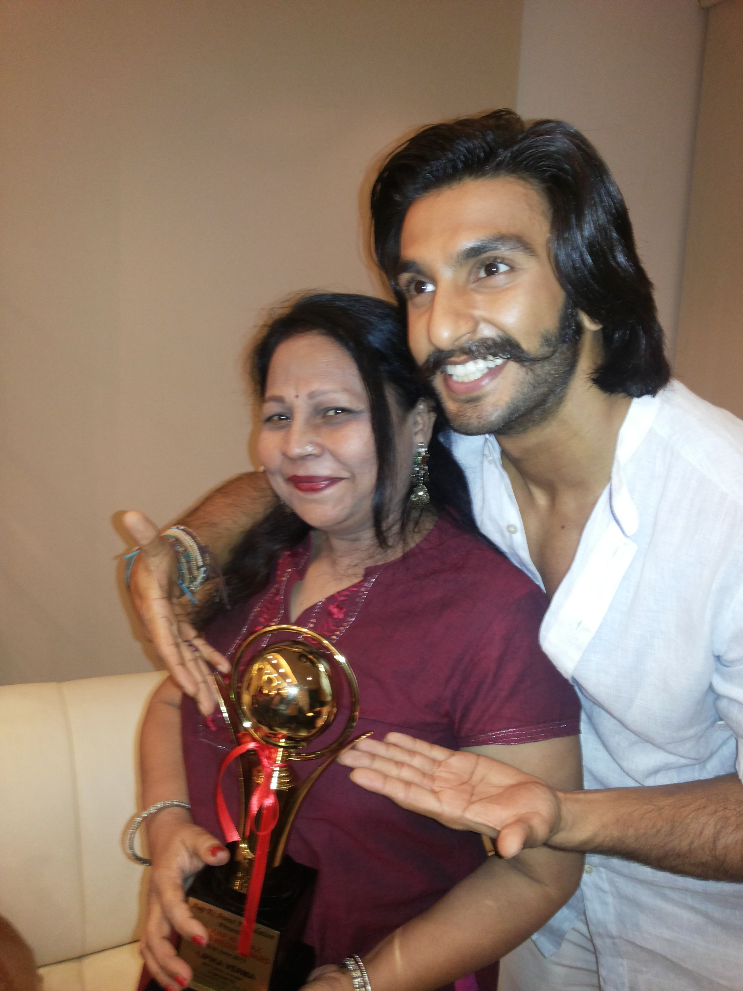 Ranveer Singh congratulates Lipika Varma on receiving the best senior journalist Aap ki Awaz Award