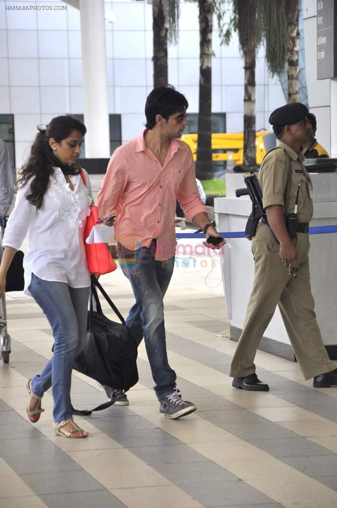 Siddharth Malhotra snapped at the airport in Mumbai on 29th June 2013
