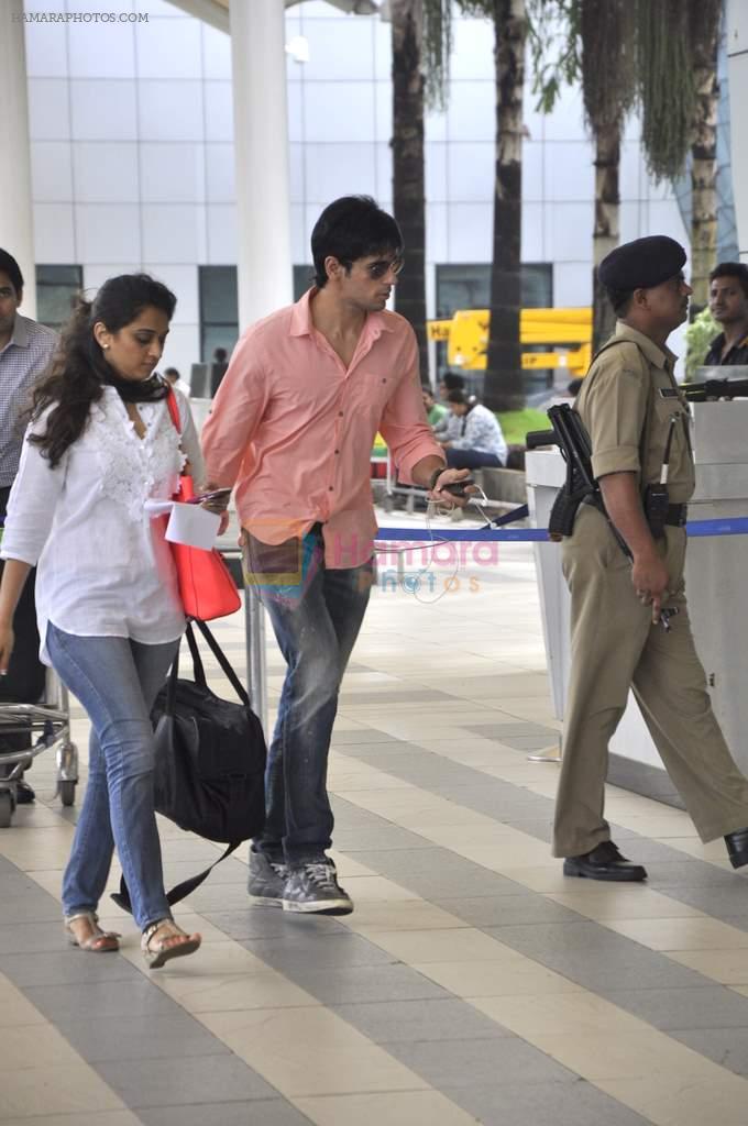 Siddharth Malhotra snapped at the airport in Mumbai on 29th June 2013