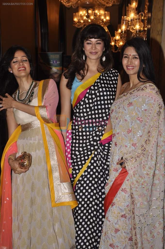 Vidya Malavade, Pooja Batra and Deepti Bhatnagar at Tourism Malaysia presents Album Launch of Tum Mile with princess of Malaysia Jane in Taj, Mumbai on 6th July 2013 (34
