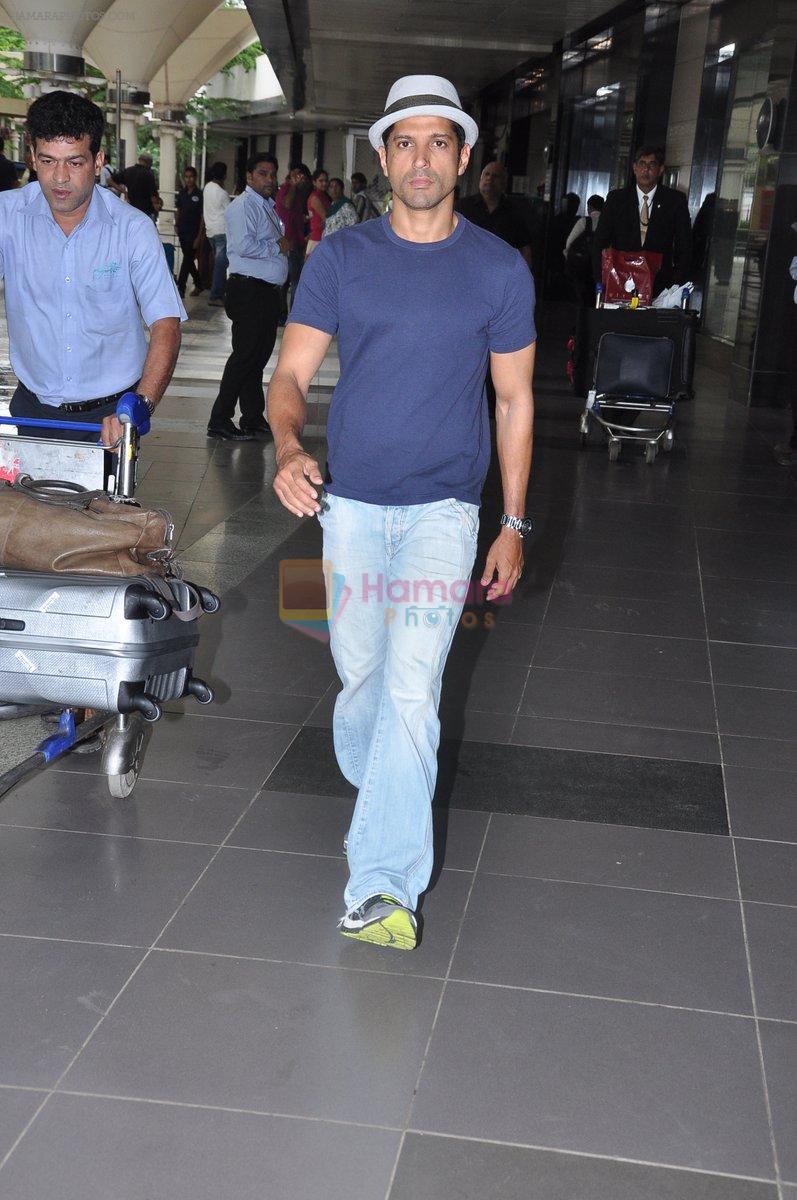 Farhan Akhtar arrives from London Bhaag Mikha Bhaag promotions in Mumbai Airport on 7th July 2013