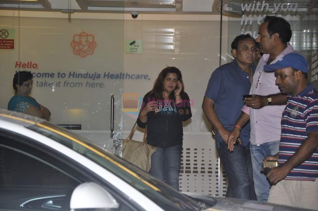 visit Hrithik at Hinduja Hospital in Mumbai on 7th July 2013