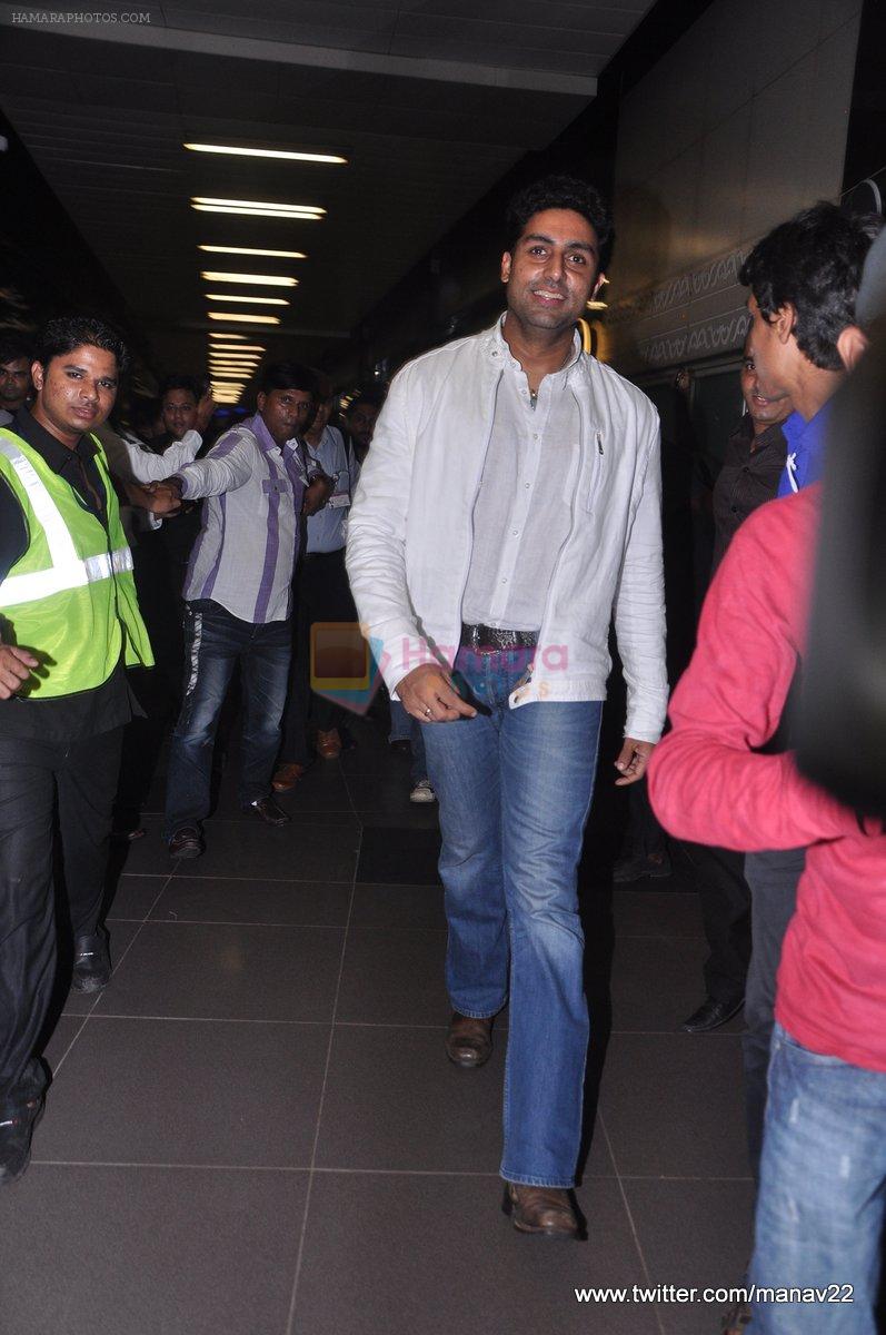 Abhishek Bachchan arrive from IIFA awards 2013 in Mumbai Airport on 7th July 2013