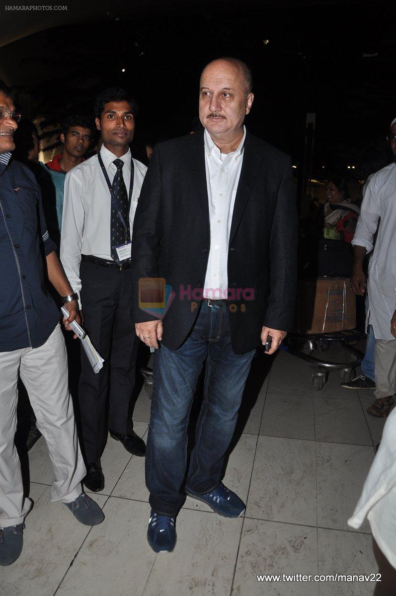 Anupam Kher arrive from IIFA awards 2013 in Mumbai Airport on 7th July 2013