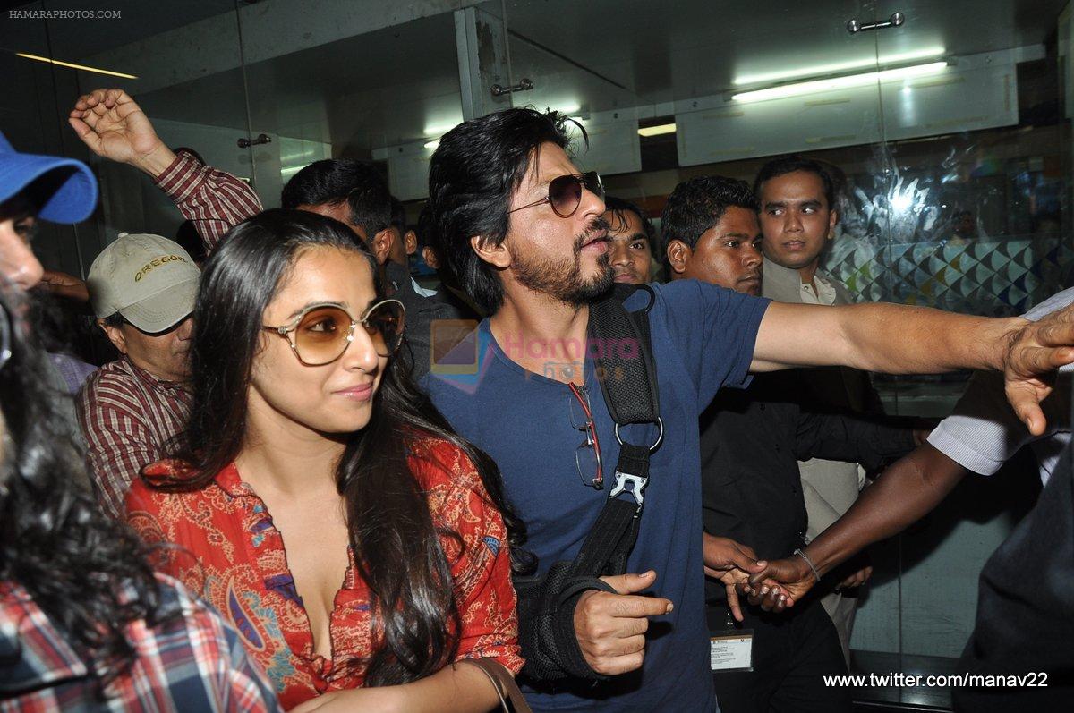 Shahrukh Khan, Vidya Balan arrive from IIFA awards 2013 in Mumbai Airport on 7th July 2013