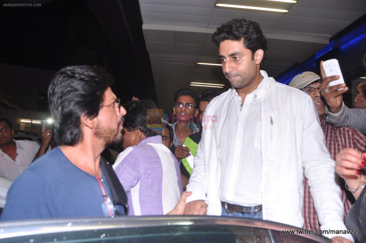 Shahrukh Khan, Abhishek Bachchan arrive from IIFA awards 2013 in Mumbai Airport on 7th July 2013