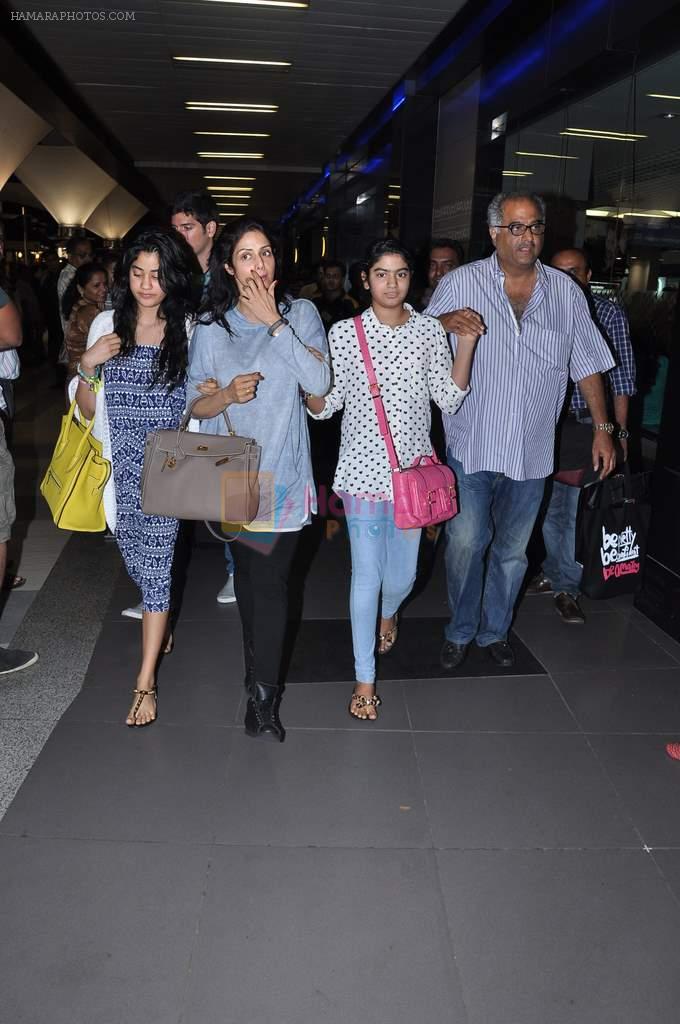 Sridevi, Boney Kapoor, Jhanvi Kapoor, Khushi Kapoor returns from IIFA in Airport, Mumbai on 9th July 2013