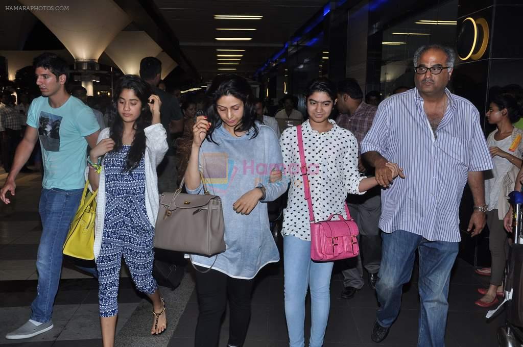 Sridevi, Boney Kapoor, Jhanvi Kapoor, Khushi Kapoor returns from IIFA in Airport, Mumbai on 9th July 2013