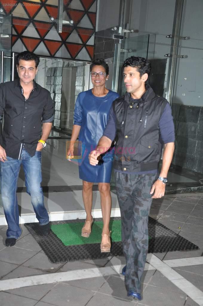 Adhuna Akhtar, Farhan Akhtar, Sanjay Kapoor at Sanjay Kapoor's bash in Mumbai on 17th July 2013