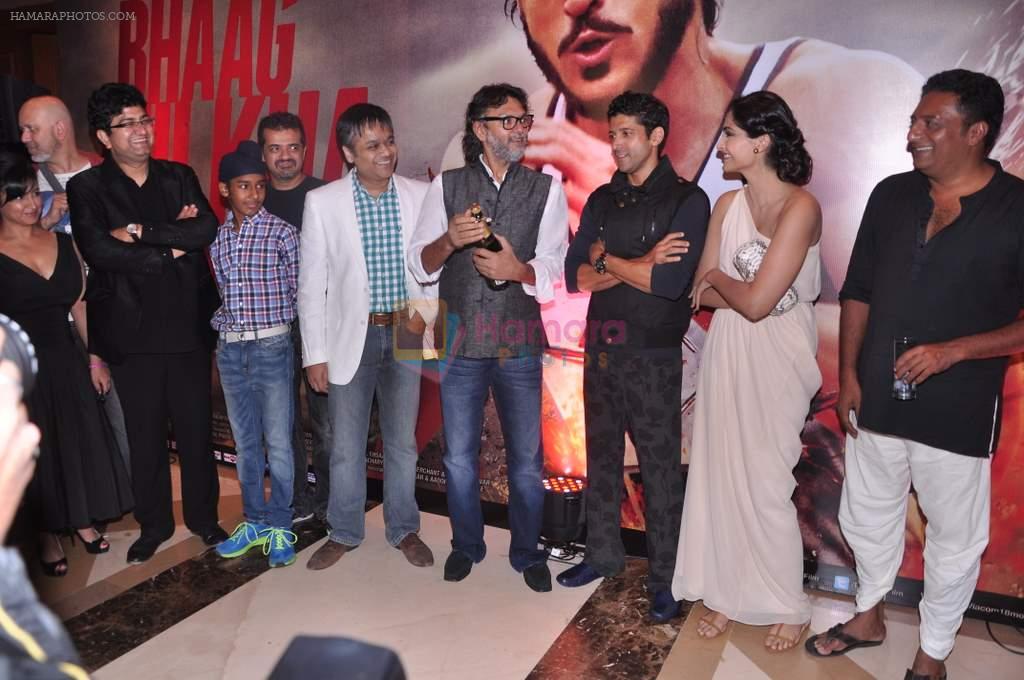 Sonam Kapoor, Farhan Akhtar, Rakesh Omprakash Mehra, Prasoon Joshi at Bhaag Mikha Bhaag success bash in J W Marriott, Mumbai on 17th July 2013