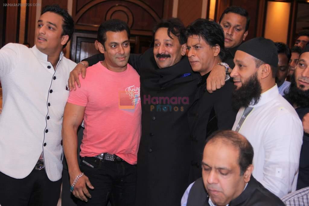Salman Khan, Shahrukh Khan at Baba Siddiqui's iftar party in Taj Land's End, Mumbai on 21st July 2013